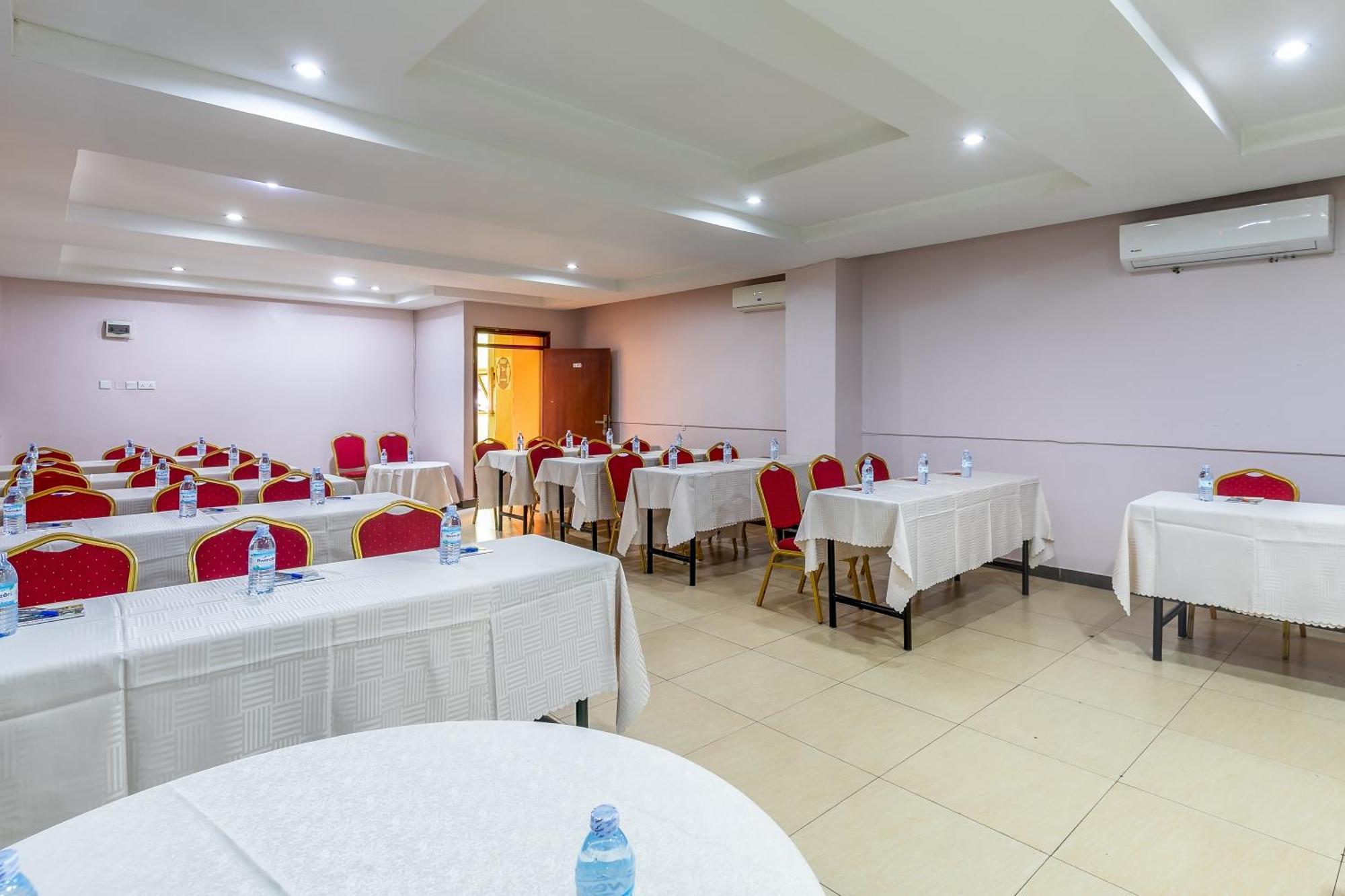 Russell Hotel Кампала Экстерьер фото