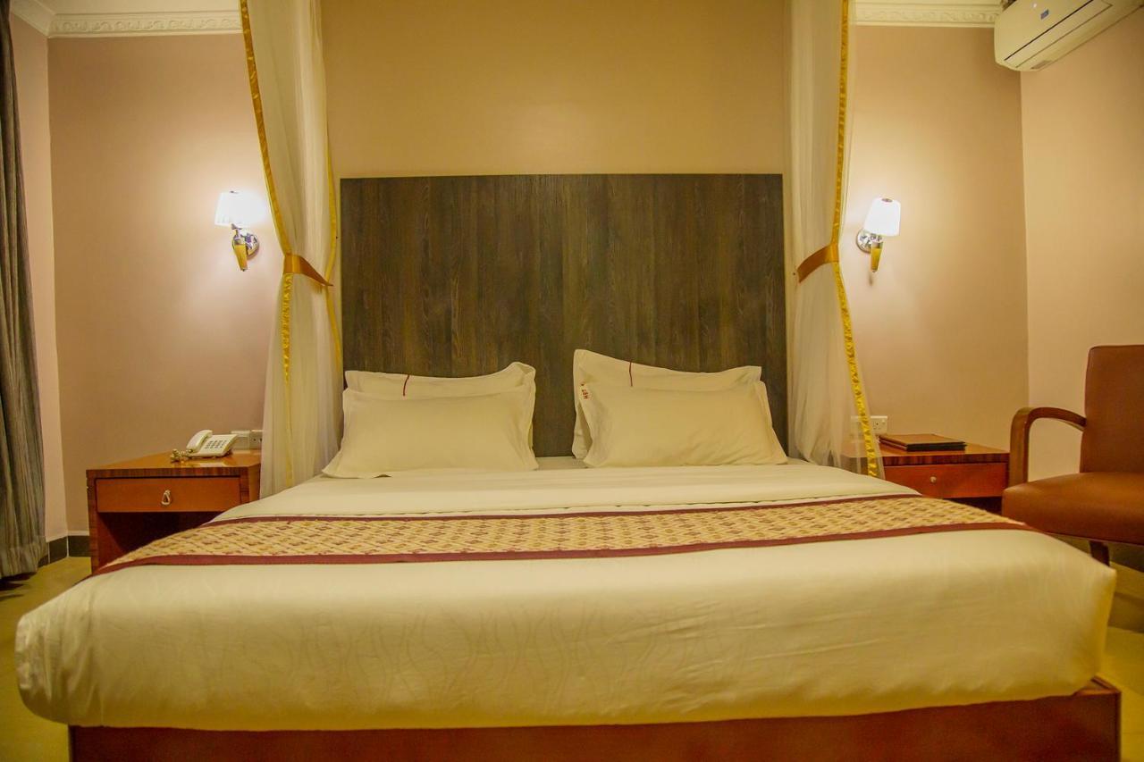 Russell Hotel Кампала Экстерьер фото
